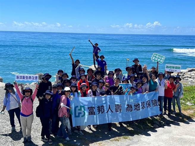 为守护海洋，富邦人寿号召50名员工到台东金樽渔港海岸净滩，合力清除约140公斤的海岸垃圾。（读者提供／蔡旻妤台东传真）