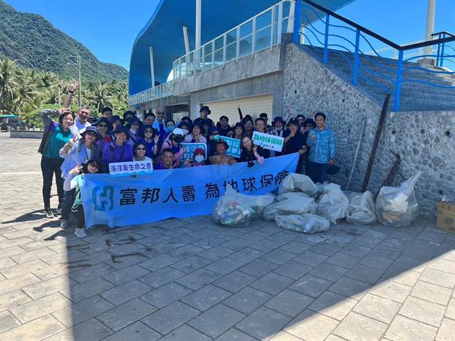 为守护海洋，富邦人寿号召50名员工到台东金樽渔港海岸净滩，合力清除约140公斤的海岸垃圾。（读者提供／蔡旻妤台东传真）