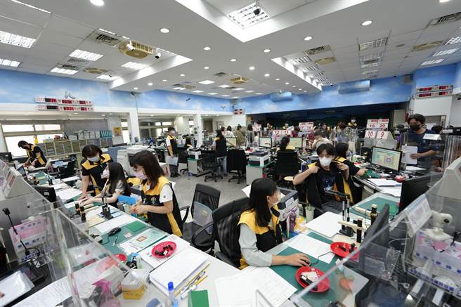 新北市人口将重回403万高峰，18间政事务所第一线同仁承担起全国最大量且繁复的户政业务。（陈慰慈摄）