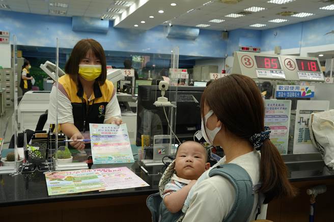因应少子女化趋势，新北市民政局鼓励生育，自2011年起推出生育奖励金，迄今逾38万名新生儿受惠。（陈慰慈摄）