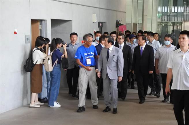 馬英九前總統與台大政治系學生社團「中國大陸事務學會」的指導老師、台大政治系教授石之瑜對話。（朱紹聖攝）