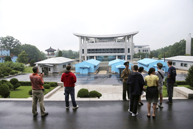 图为旅游团参观两韩边界板门店。（资料照／美联社）