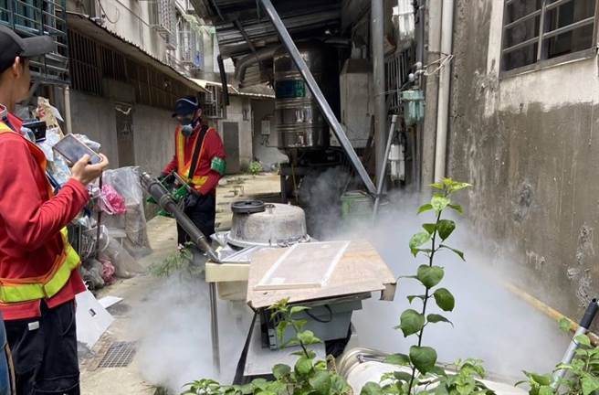 新北市为及早发现社区中隐藏的病例，积极介入紧急防治工作，避免疫情扩散蔓延。（新北市卫生局提供）