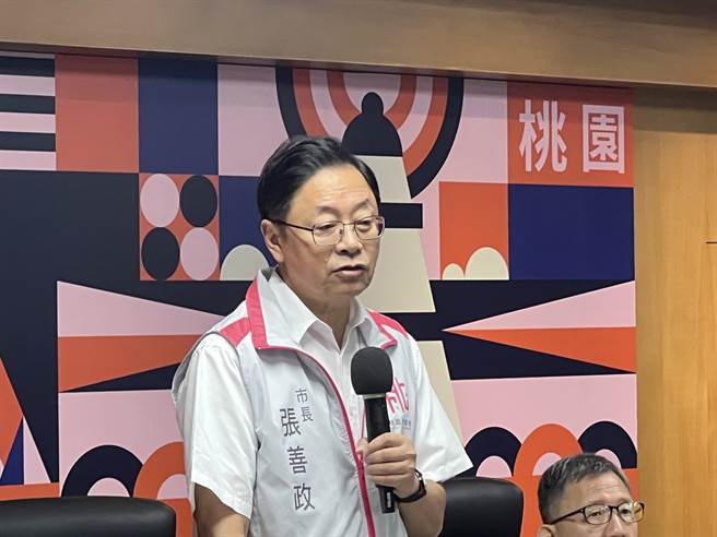桃园市长张善政指出，中坜「中新地下道」积水达40公分的原因是落叶堵塞，要求不要小看落叶，恐会后患无穷。(蔡依珍摄)