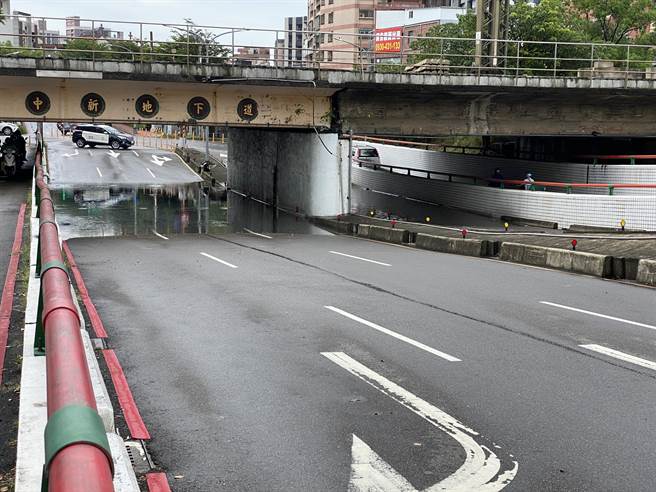中坜「中新地下道」积水达40公分的原因是落叶堵塞。(蔡依珍摄)