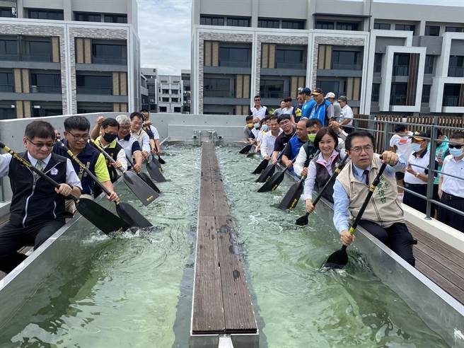 台南市长黄伟哲（右前一）当初体验龙舟划桨。（曹婷婷摄）