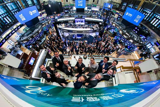 （中華電信紐約證交所敲鐘慶祝美國上市20週年，中華電信董事長郭水義率財務長陳宇紳及團隊前往NYSE敲鐘，駐美大使蕭美琴、前董事長賀陳旦受邀參加。圖／中華電信提供）