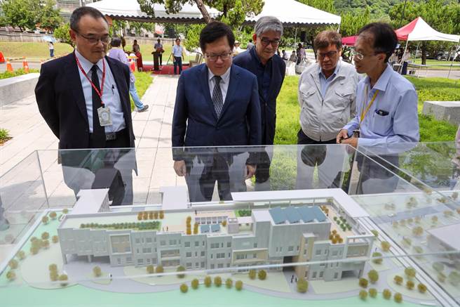 行政院副院長鄭文燦（中）在故宮院長蕭宗煌(左)及副院長黃永泰陪同下，聽取「行政大樓及圖書館新建工程」簡報。（國立故宮博物院提供／李怡芸台北傳真）