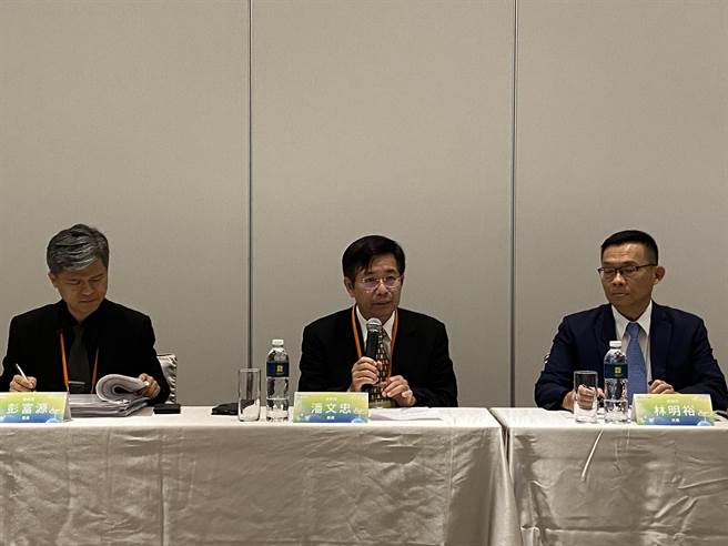 教育部长潘文忠（中）表示，他看到陆生团在台湾热络交流。（林志成摄）