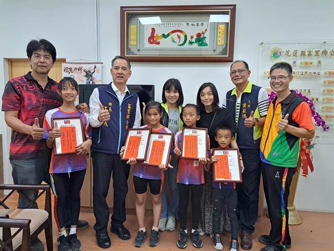 花莲富里国小直排轮社克服校内无正规且适合练习的场地，把握移地训练机会储备实力，上半年在全国赛与县赛中屡获佳绩，其中一位同学吴姿妤（前左一）还代表台湾远赴新加坡参加国际赛，是校内首位出国比赛且进决赛的选手。（富里乡公所提供／罗亦晽花莲传真）