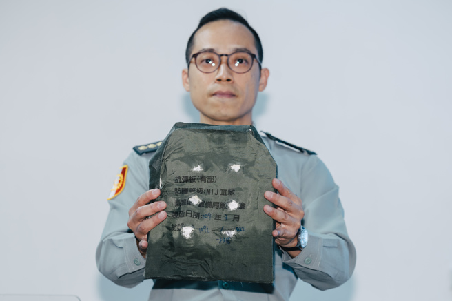 国防部军备局19日在宜兰大福兵器试验场以射击6发7.62公厘普通弹进行3级战斗背心（含内蕊及抗弹板）测试，由兵试场上校场主任陈孝慈（见图）宣布测试结果均达标且未贯穿。(郭吉铨摄）
