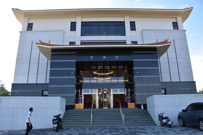 后龙镇公所第2灵骨塔「聚善堂」19日举行开光仪式后已开放正式入塔。（谢明俊摄）