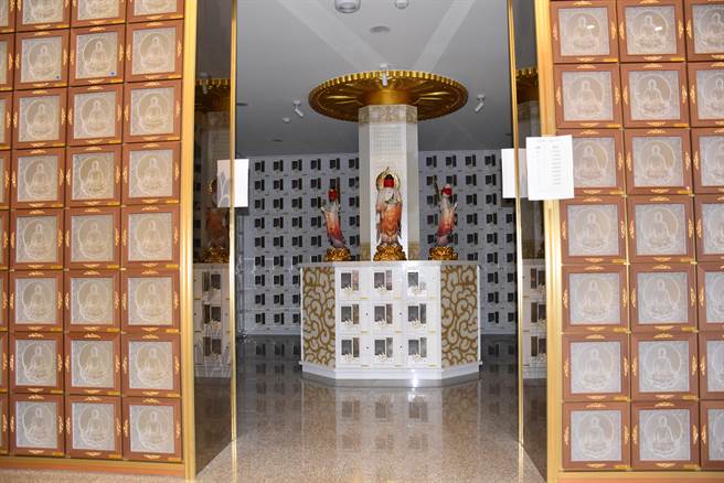 后龙镇公所第2灵骨塔「聚善堂」19日举行开光仪式后已开放正式入塔。（谢明俊摄）