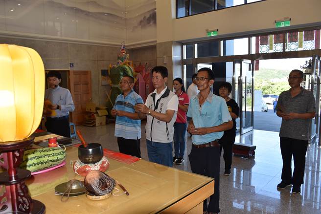 后龙镇公所第2灵骨塔「聚善堂」19日由镇长谢清辉主持开光仪式后已开放正式入塔。（谢明俊摄）