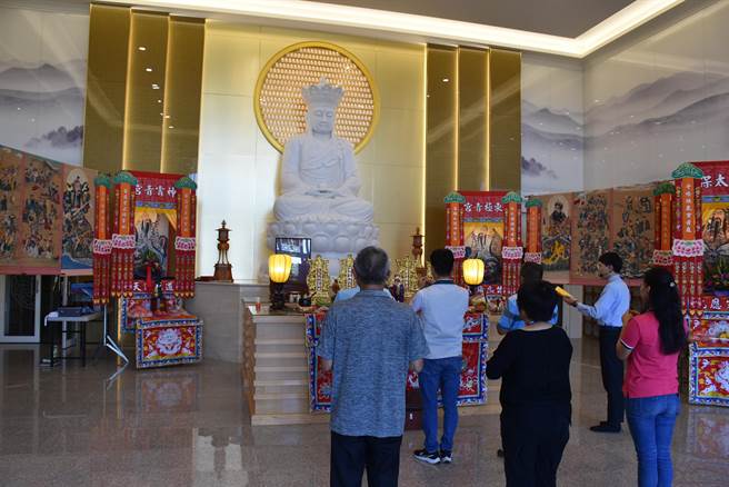 后龙镇公所第2灵骨塔「聚善堂」19日由镇长谢清辉主持开光仪式后已开放正式入塔。（谢明俊摄）