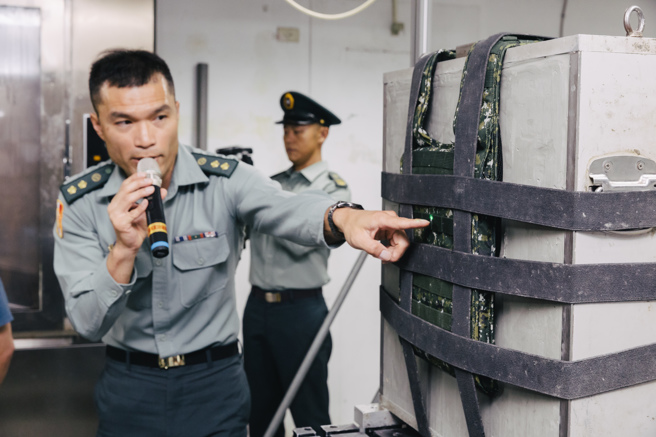 国防部军备局19日在宜兰大福兵器试验场以射击6发7.62公厘普通弹进行3级战斗背心（含内蕊及抗弹板）测试，测试结果均达标且未贯穿；魏文福中校（前）说明测试流程。(郭吉铨摄）