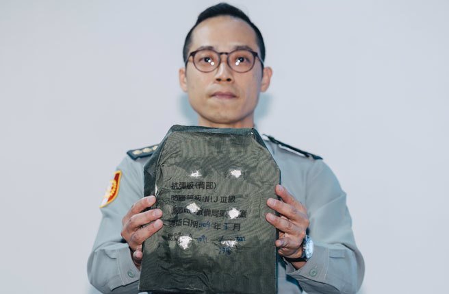 國防部軍備局19日在宜蘭大福兵器試驗場以射擊6發7.62公厘普通彈進行3級戰鬥背心（含內蕊及抗彈板）測試，由兵試場上校場主任陳孝慈（見圖）宣布測試結果均達標且未貫穿。(郭吉銓攝）