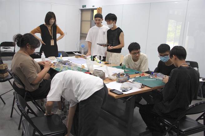 国立高雄大学建筑学系日前举办「2023寻找飘飘岛－高中职生暑期建筑体验营」，图为与会成员讨论设计方案。（高雄大学提供／林瑞益高雄传真）