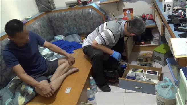 警方在蘇女的林姓同夥住處，搜出改造槍械和工具等。（讀者提供／台南傳真）