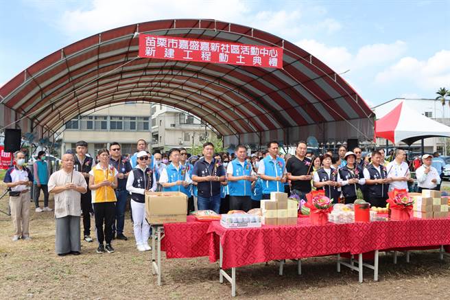 眾人焚香祝祷祈求动土顺利。（苗栗县政府提供／李京升苗栗传真）