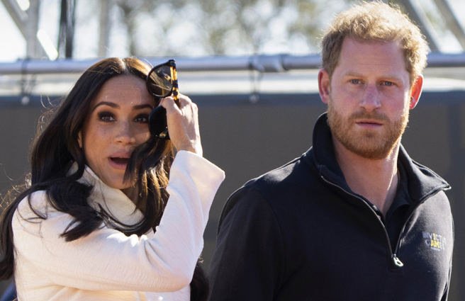 哈利和梅根去年4月在荷蘭海牙出席「不屈不撓」運動會（Invictus Games）的神情。（美聯社）