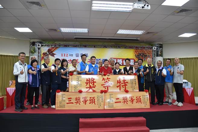 苗栗縣2023年夏季東方美人茶比賽19日由縣長鍾東錦頒獎給最強茶農韓順雄。（謝明俊攝）