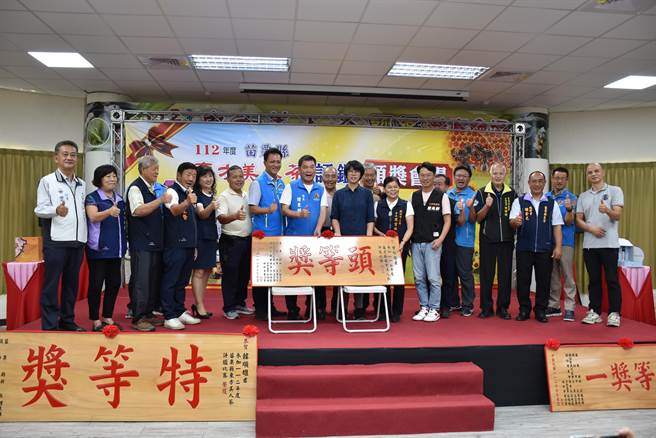 苗栗縣2023年夏季東方美人茶比賽19日由縣長鍾東錦頒獎給返鄉青農曾莉敏。（謝明俊攝）