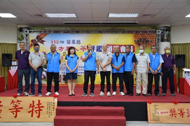 頭份市農會三巨頭及全體理監事全力推廣頭份市優良農產品。（謝明俊攝）