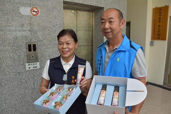 頭份市農會徐陳森創新推出隨手包蜂蜜，頭份市長羅雪珠大家推薦。（謝明俊攝）