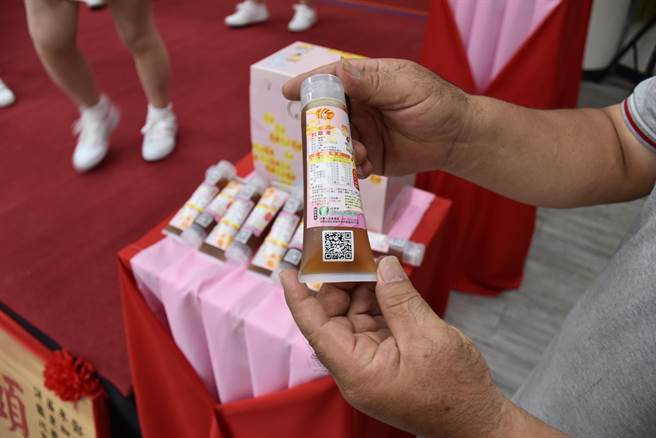 頭份市農會徐陳森創新推出隨手包蜂蜜，方便攜帶使用。（謝明俊攝）