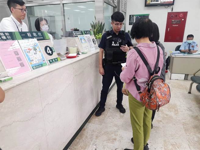 頭份警分局頭份所員警及時阻止曾姓老婦被騙鎮。（讀者提供／謝明俊苗栗傳真）