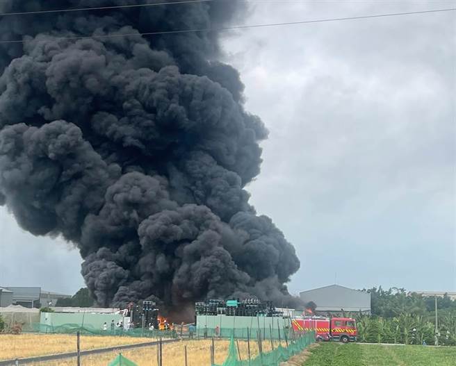 高雄市林园区溪州一路19日发生严重火警，现场火势猛烈，浓浓黑烟不断向上窜。（读者提供）