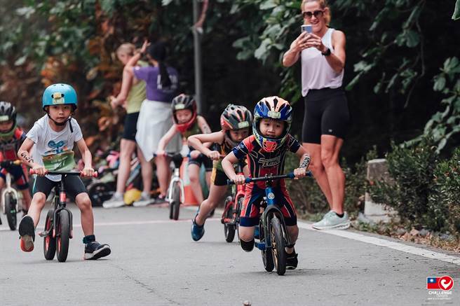 2023高雄海洋派对将于7月22、23日迎来最后的派对时光，图为小小铁人划步车比赛画面。（高雄市海洋局提供／林瑞益高雄传真）