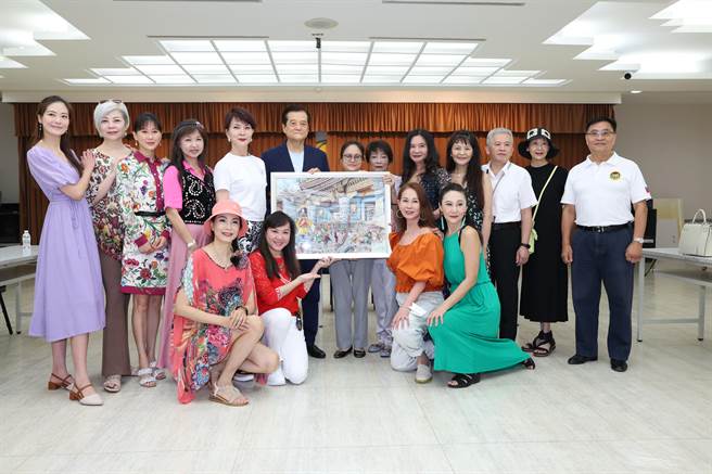 两岸艺术家书画协会的影视艺人书画家们，出席李芷麟为亡夫举办的画作捐赠记者会。（陈俊吉摄）