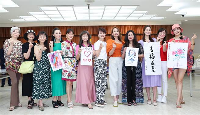 两岸艺术家书画协会的影视艺人书画家们，出席李芷麟为亡夫举办的画作捐赠记者会。（陈俊吉摄）