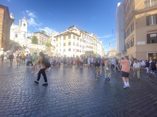 随着「卡戎反气旋」进入义大利，首都罗马18日温度近43度，创歷史新高。义大利医疗紧急救助电话拨打量比平日增加15%，义国也重起专线助民眾度过热浪潮。（图/中央社）