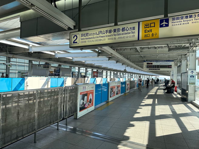 日本放送协会（NHK）报导，今天重启的设施包括第2航厦内的国际线出境大厅及入境大厅等，其特色为38座柜位中，有高达2/3属自助报到及自助行李托运的无人柜位。(图/ 中央社)