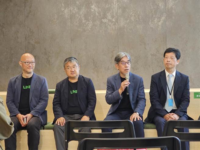 LINE Bank總經理黃以孟（右二）說明發卡策略。（黃琮淵攝）