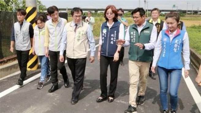 台南市長黃偉哲（左四）19日與農田水利署署長蔡昇甫（左三）到下營區視察農水路改善成果。（台南市政府提供／張毓翎台南傳真）