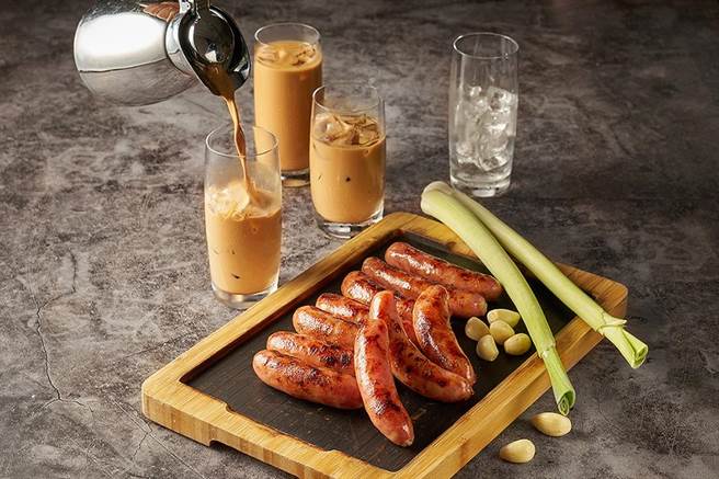 台北美福大饭店推极炙香肠奶茶组。（美福提供）