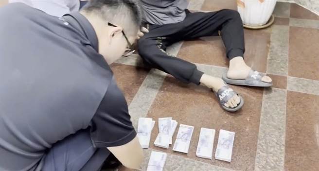 警方逮到正要匯钱给被害人的诈欺集团成员。（翻摄照片／高雄洪靖宜传真）