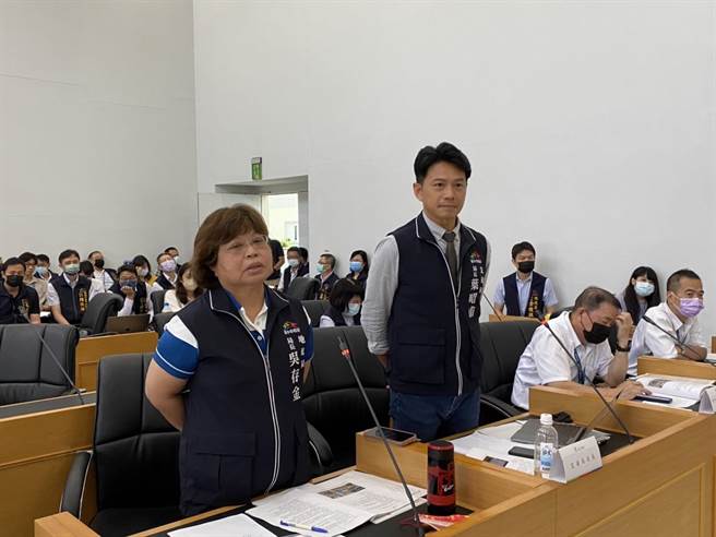 台中市地政局长吴存金（左）被投诉女儿利用关系在交通局占长期爽缺。（本报资料照片）