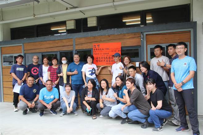 台东县政府原住民族行政处部落经济科长利锦鸿Ulung Lupiliyan参与MATZKA专辑的作词创作，台东县长饶庆铃特别发红榜恭贺。（台东县政府提供／蔡旻妤台东传真）