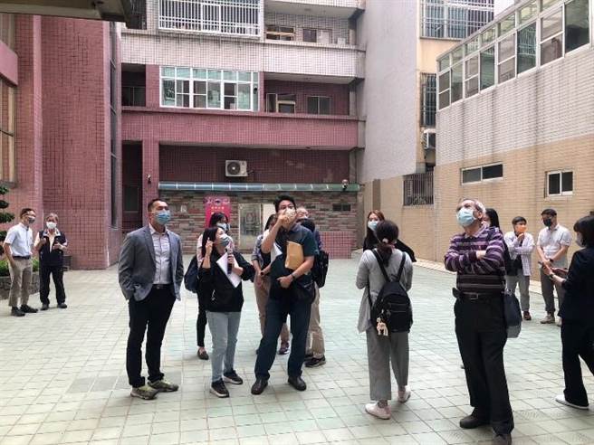 嘉义市政府委托辅导团去年勘察「东隆绿大地」大楼现况。（嘉义市政府提供／廖素慧嘉市传真）