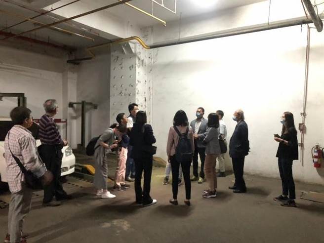 嘉义市政府委托的辅导团去年实地勘察「东隆绿大地」大楼。（嘉义市政府提供／廖素慧嘉市传真）