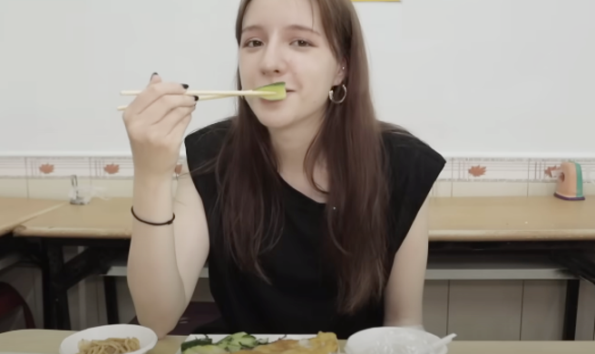 网红正妹「伊娜」在双北找到3间只要60元的便当店，让网友垂涎三尺。（图／翻摄自台湾寻奇YouTube）