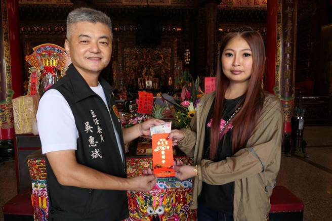 云林县四湖乡参天宫关公庙送出上千万元发财金，圣诞庆典前求金者多。（张朝欣摄）