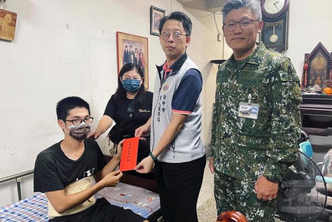 有洋葱！机步234旅二兵捐肝救父，当作父亲节最好的礼物。(军闻社提供)