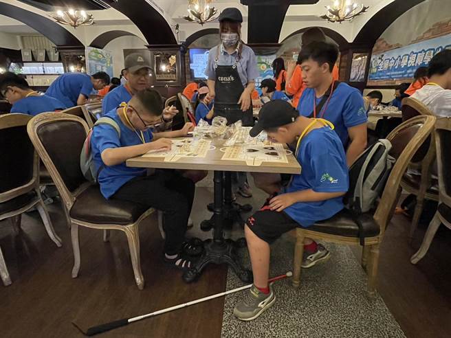 全国中小学视障学生夏令营在南投县埔里镇登场，学员在妮娜巧克力梦想城堡体验手作棒棒糖。（杨静茹摄）