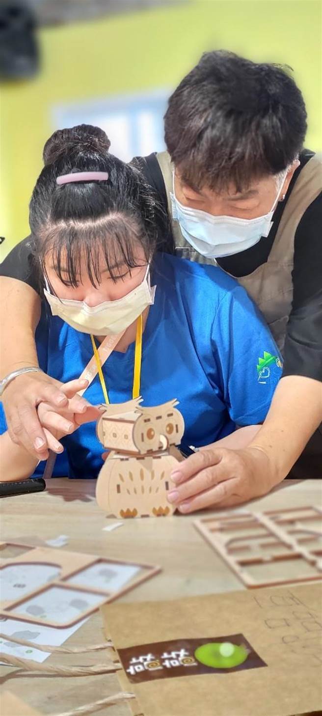 全国中小学视障学生夏令营学员，在敲敲木工房体验手作课程。（南投县教育处提供／杨静茹南投传真）